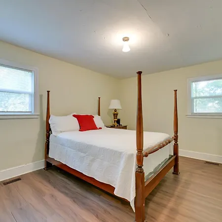 5 Mi To Uptown: Hideaway W/ Yard Holiday home *