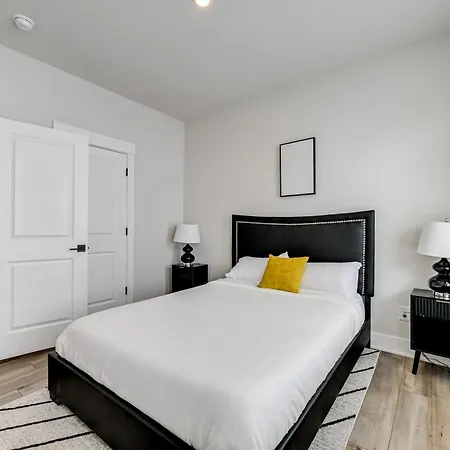 Holiday home 2 Mi To Uptown Charlotte: Family Townhome!