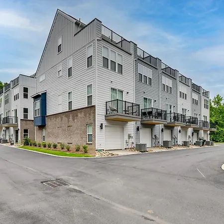 Holiday home 2 Mi To Uptown Charlotte: Family Townhome!