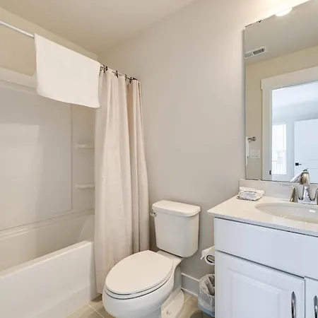 2 Mi To Uptown Charlotte: Family Townhome!