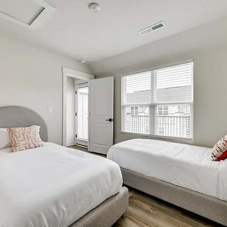 Holiday home 2 Mi To Uptown Charlotte: Family Townhome! *