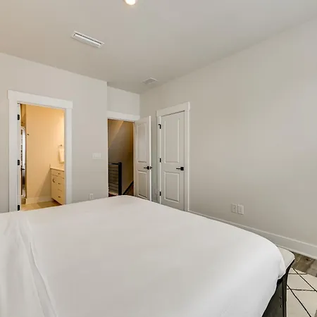 2 Mi To Uptown Charlotte: Family Townhome! * Charlotte