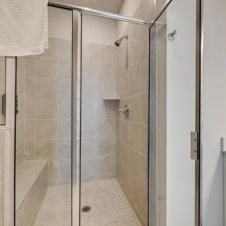 2 Mi To Uptown Charlotte: Family Townhome!