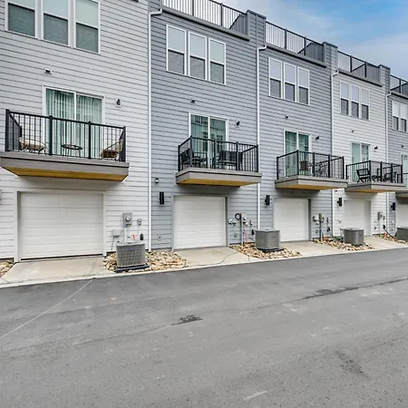 2 Mi To Uptown Charlotte: Family Townhome! *