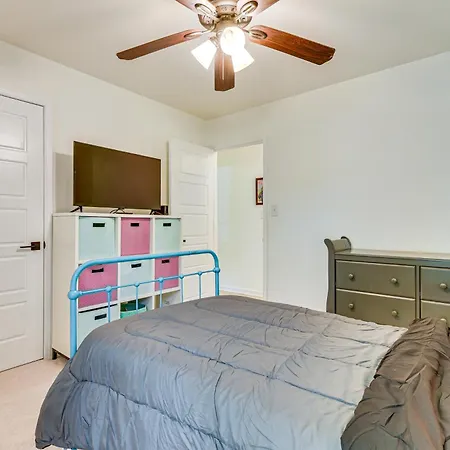 Holiday home 10 Mi To Uptown Family With Backyard *