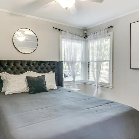 < 2 Mi To Uptown Charlotte: W/ Large Yard! Holiday home