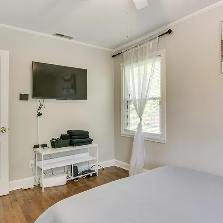 Holiday home < 2 Mi To Uptown Charlotte: W/ Large Yard! Charlotte