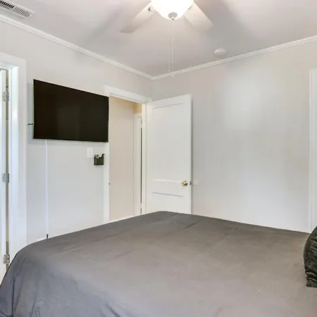 < 2 Mi To Uptown Charlotte: W/ Large Yard! Charlotte