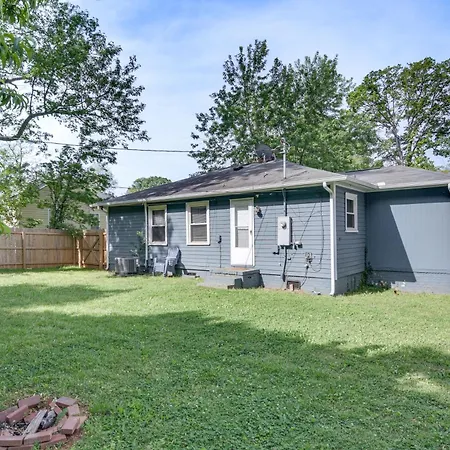 < 2 Mi To Uptown Charlotte: W/ Large Yard! Holiday home