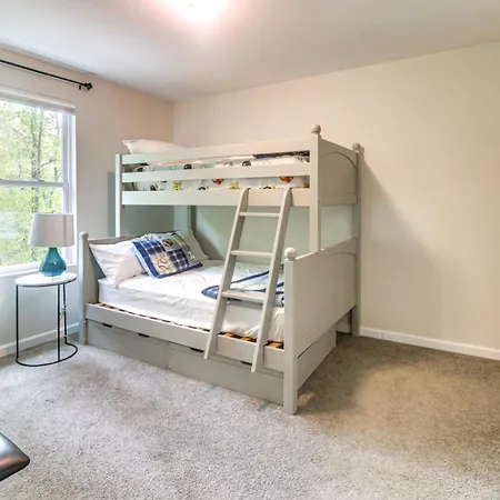 Holiday home & Play In Charlotte: Family W/ Deck