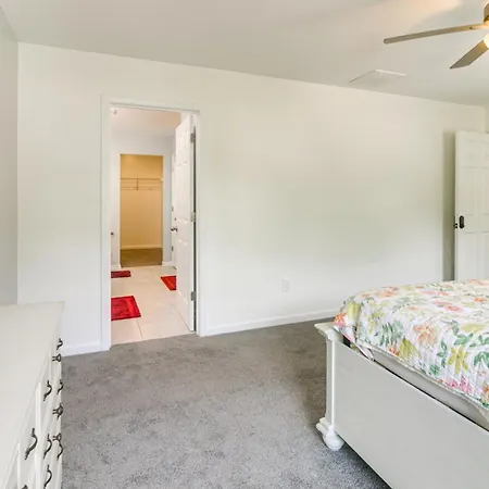 & Play In Charlotte: Family W/ Deck Holiday home Charlotte