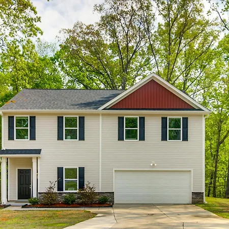 Holiday home & Play In Charlotte: Family W/ Deck *