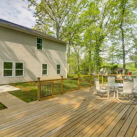 & Play In Charlotte: Family W/ Deck Holiday home Charlotte