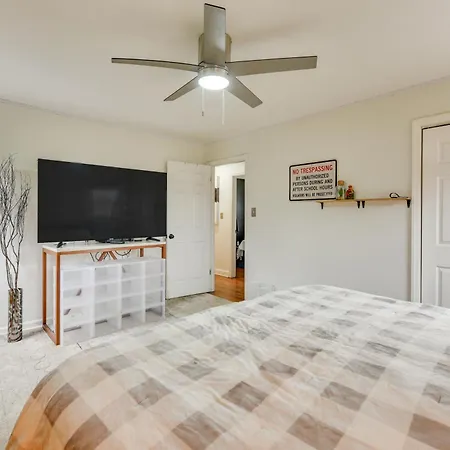 Holiday home 8 Mi To Uptown With Hot Tub In Charlotte!