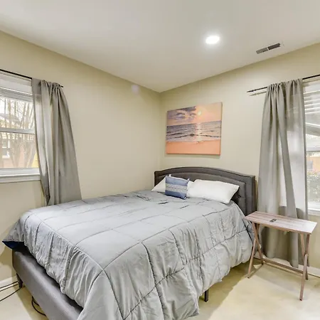 8 Mi To Uptown With Hot Tub In Charlotte! Holiday home