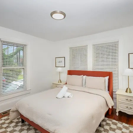 Walkable Trendy Hideout For Foodies - 3br-2ba Holiday home
