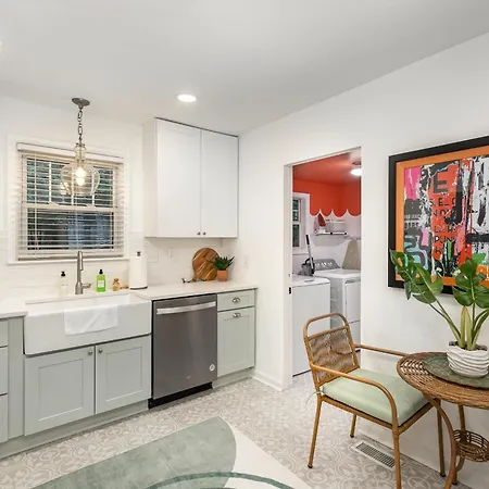 Walkable Trendy Hideout For Foodies - 3br-2ba Holiday home