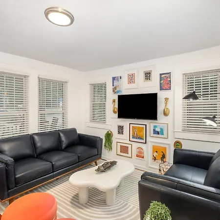 Holiday home Walkable Trendy Hideout For Foodies - 3br-2ba