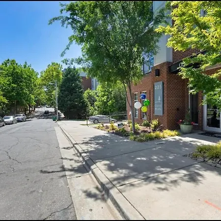 Stylish 1br Uptown