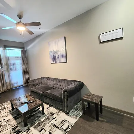 Stylish 1br Uptown Apartment *