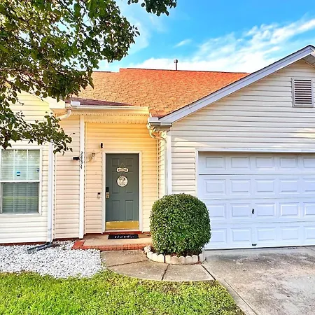 Christmas 3br , King And Queen Beds , Uptown Holiday home *