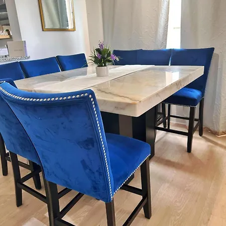Christmas 3br , King And Queen Beds , Uptown Holiday home *