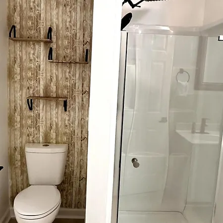 Christmas 3br , King And Queen Beds , Uptown Holiday home *