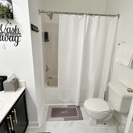 Christmas 3br , King And Queen Beds , Uptown Holiday home *