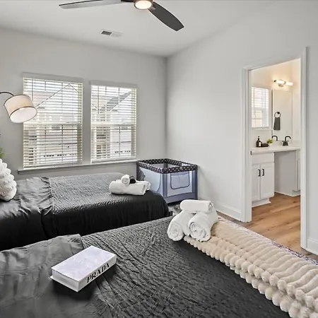 3br Townhouse King Bed Backyard Airport Charlotte