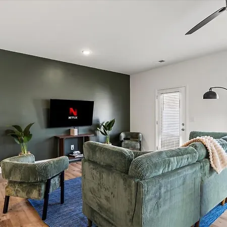 3br Townhouse King Bed Backyard Airport