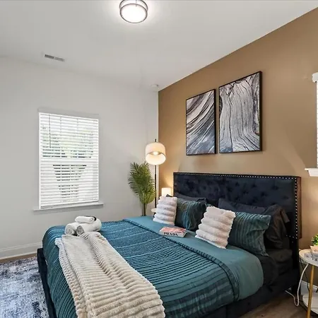 Holiday home 3br Townhouse King Bed Backyard Airport Charlotte