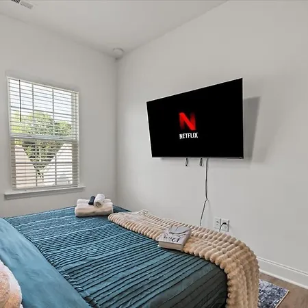 Holiday home 3br Townhouse King Bed Backyard Airport
