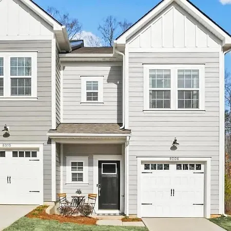 Holiday home 3br Townhouse King Bed Backyard Airport Charlotte