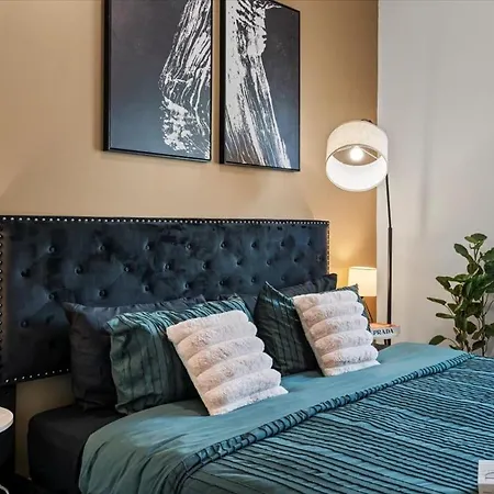 3br Townhouse King Bed Backyard Airport *