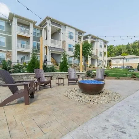 Upscale King 3 Bed To Uptown Apartment