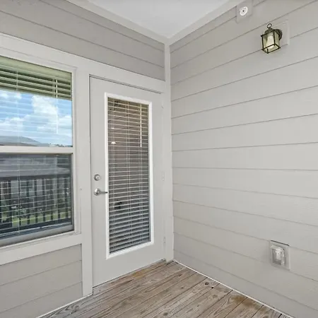 Upscale King 2br Mins Uptown
