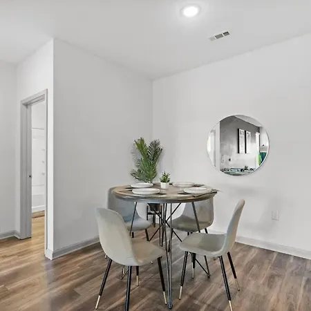 Upscale King 2br Mins Uptown