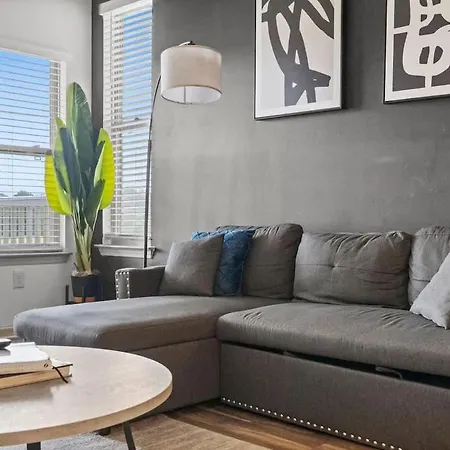 Upscale King 2br Mins Uptown Apartment