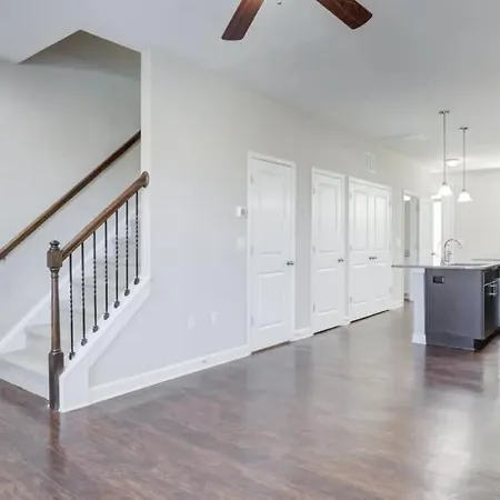 Holiday home 3br Townhouse King Bed Garage Pineville *