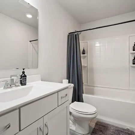 Luxe 3br Townhouse In Uptown
