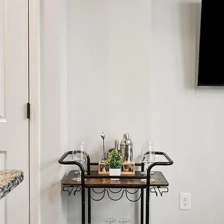 Luxe 3br Townhouse In Uptown Holiday home