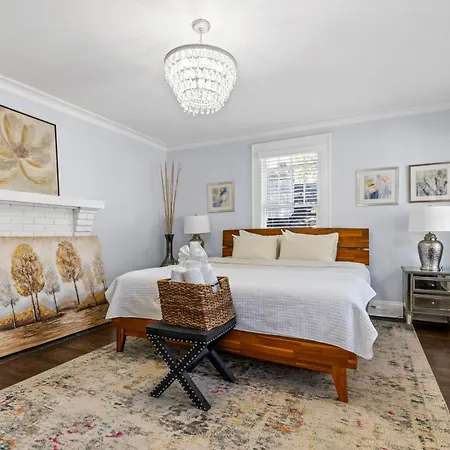 Holiday home 4br Bright And Modern - Close To Everything