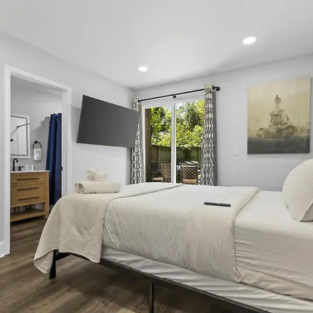4br Bright And Modern - Close To Everything Holiday home