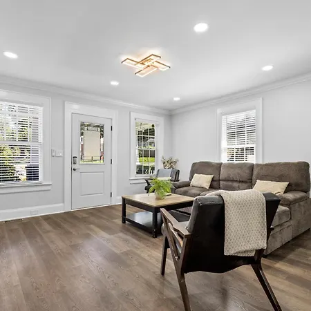 Holiday home 4br Bright And Modern - Close To Everything Charlotte