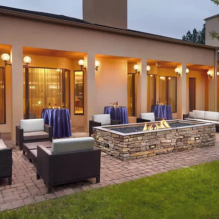 Hotel Courtyard Arrowood