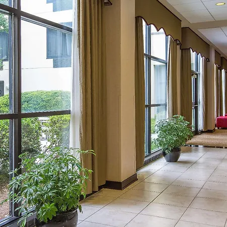 Doubletree By Hilton Airport