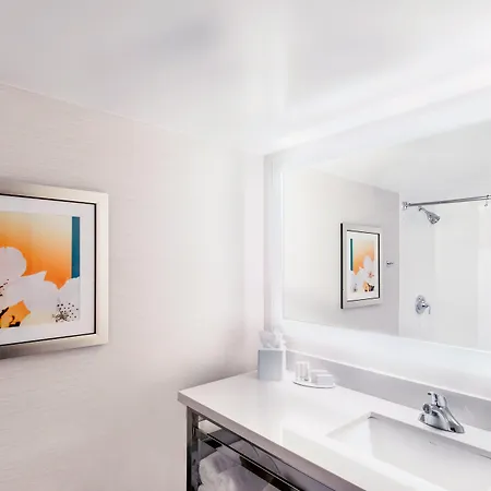Hotel Fairfield & By Marriott Uptown