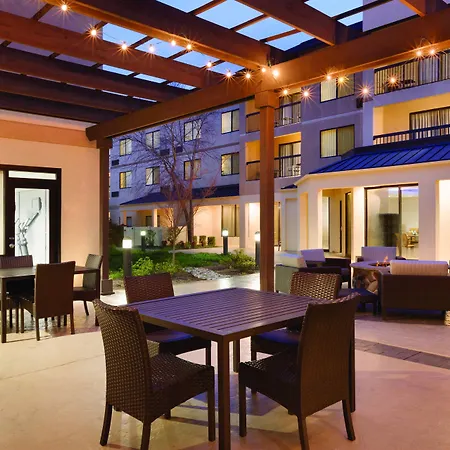 Courtyard Airport North Hotel 3*