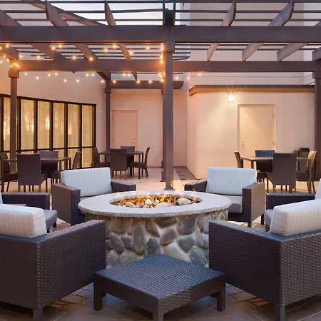 Hotel Courtyard Airport North 3*