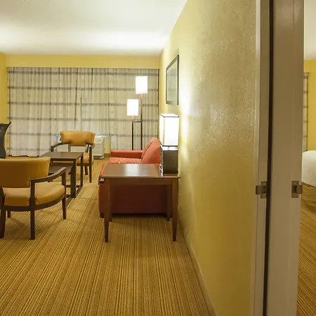 Courtyard By Marriott Airport Loso 3*